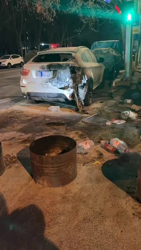 路边宝马被烧，女子笑称：清明到了，谁家老祖宗来提宝马了？