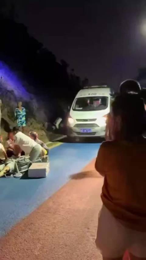 男子公园夜跑晕倒，急救20分钟未苏醒