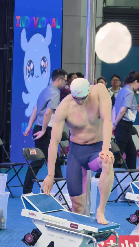 汪顺时隔四月复出首赛，赛前多次拍打跳发台