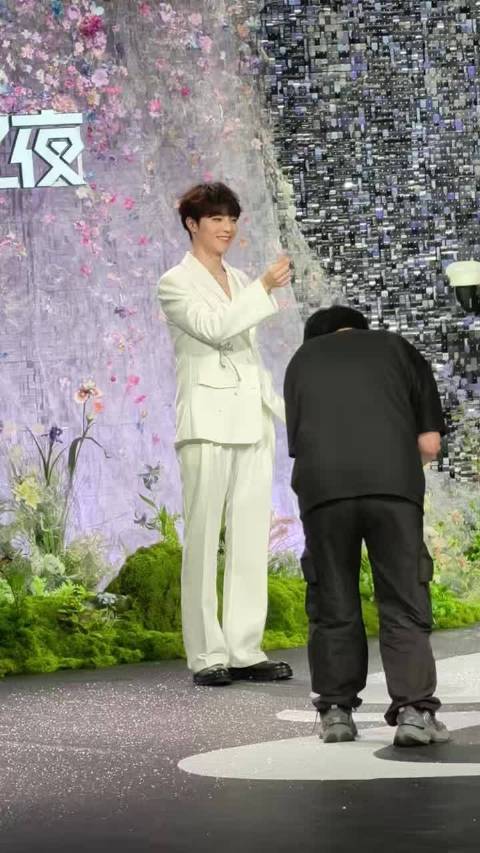 陈立农白西装亮相红毯如白马王子