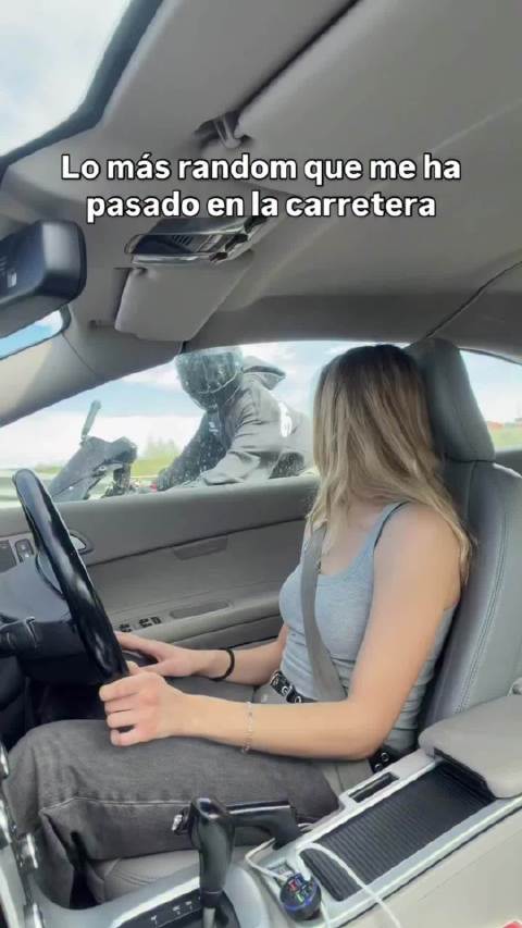 勇敢的人先谈恋爱，高速骑摩托追上开车的女孩要联系方式