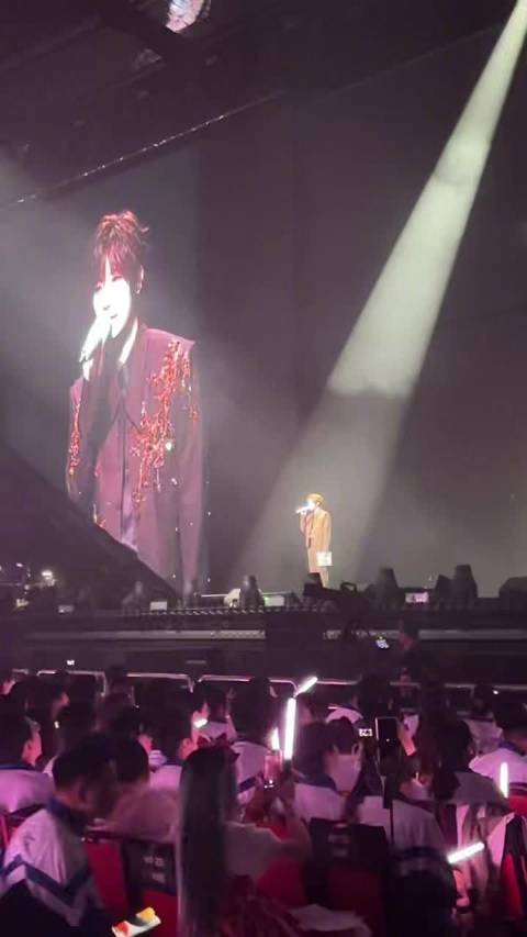 徐良演唱会念信悼念本兮落泪