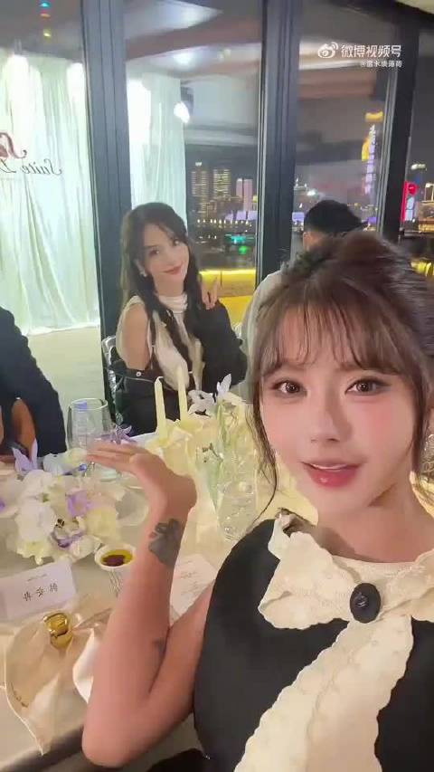 Angelababy韩安冉惊喜同框，黑白蕾丝裙甜美亮相