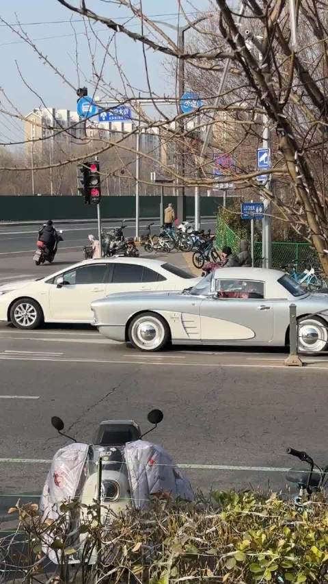 松散海豚插混跑车复古造型引热议