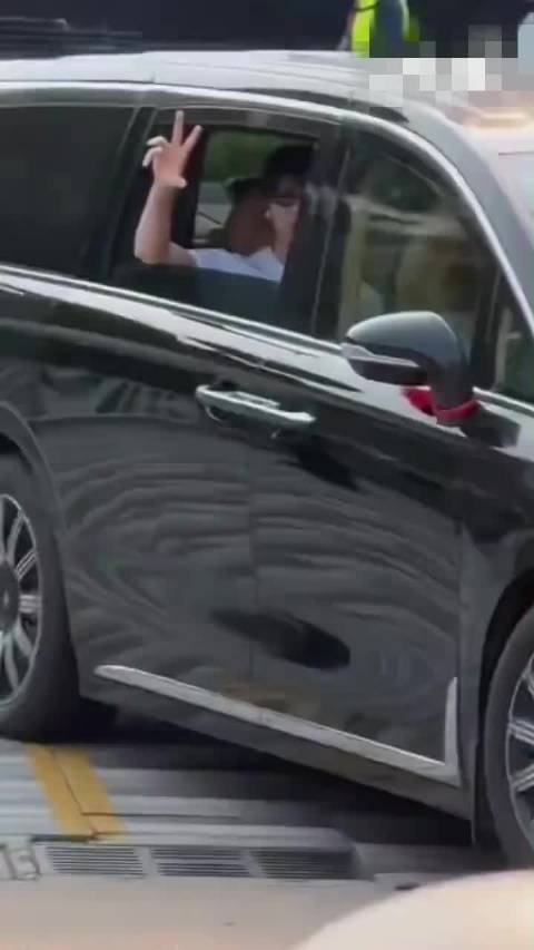 奔跑吧今日路透，白鹿范丞丞李昀锐坐同一辆车上班~开车窗打招呼