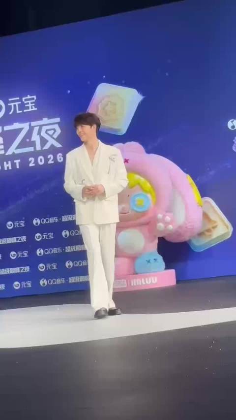 陈立农红毯听BGM随节奏晃动，纯白西装展少年气