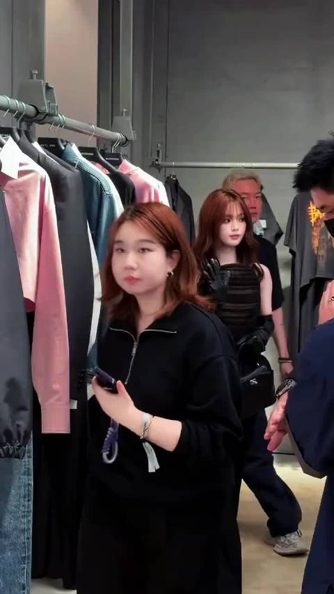 杨超越以巴黎世家品牌挚友身份亮相，与张柏芝等同框