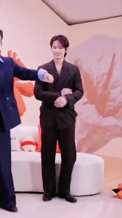 成龙颁奖此沙赞其真打实拼传承动作电影