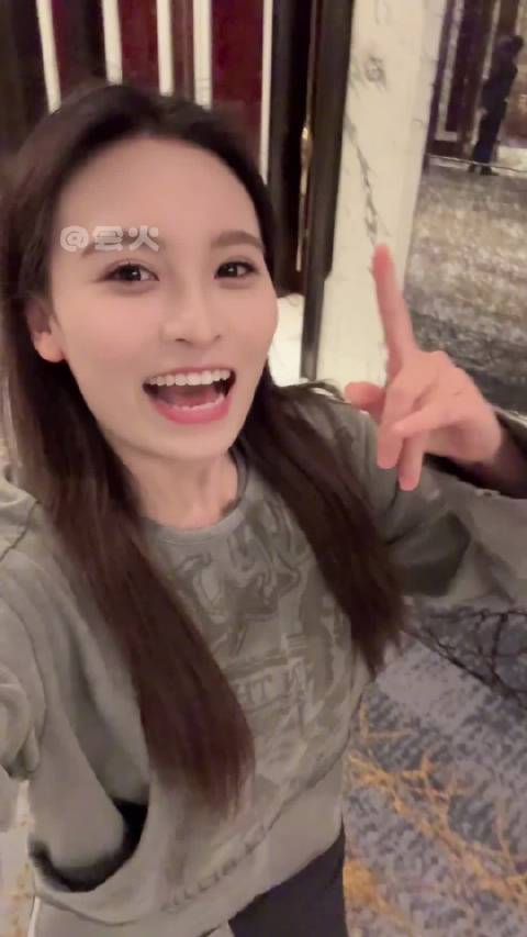 周深阅文盛典后台模仿AI雷霆口音音色神还原