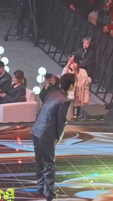 藏海传爆了以后，张本看肖战的眼光越来越慈祥了