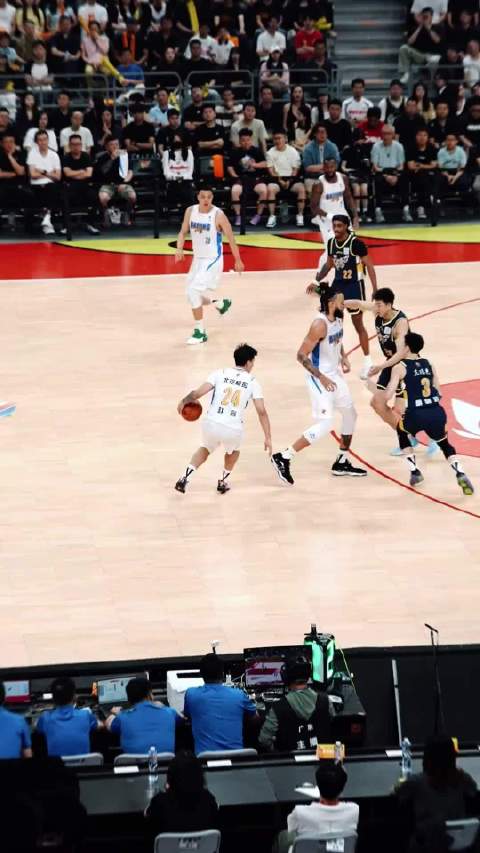 这可能是本赛季CBA的最佳盖帽，崔永熙骑着前任国家队队长大帽现任队长