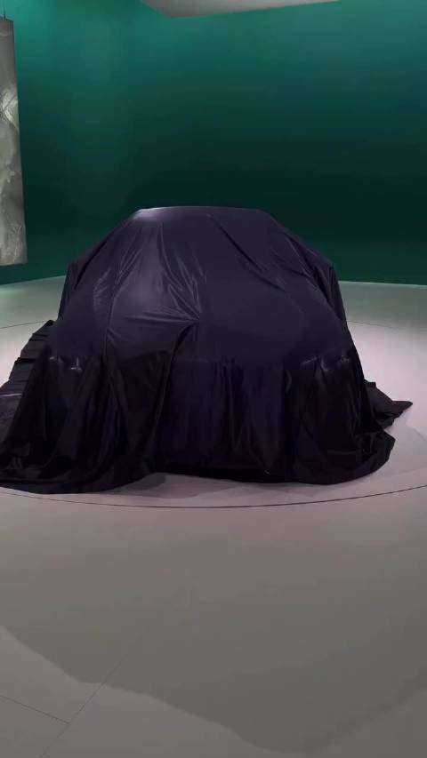 新款奔驰迈巴赫S级发布，新外观和全新内饰大连屏，这个设计你给打几分？