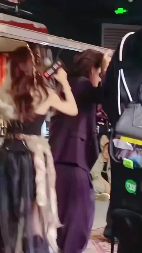 成龙此沙同框比心转圈反差萌