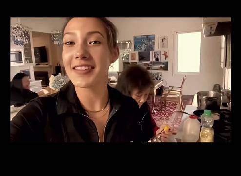 谷爱凌年入上亿家人仍节俭，奶奶冯国珍亲自下厨