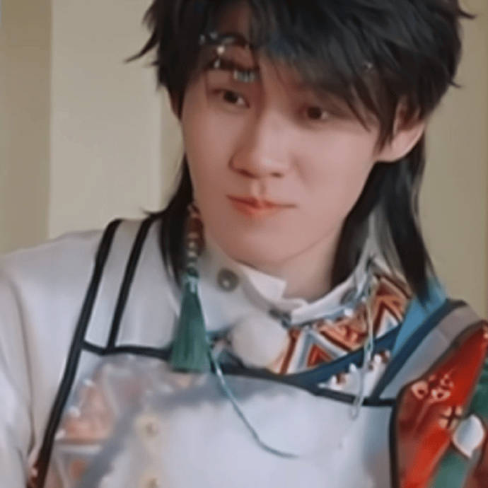 张真源作为《奔跑吧》本季常驻，他在首秀中如何与其他六位队友互动配合？