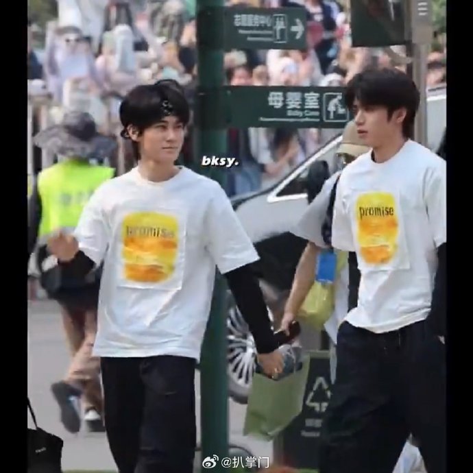 时代少年团参与《奔跑吧》录制的造型和路透照引发了怎样的讨论和反响？