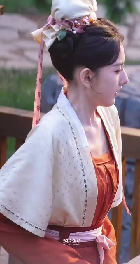 宋祖儿 司宫令新皮肤！衣服很素雅，人是美的