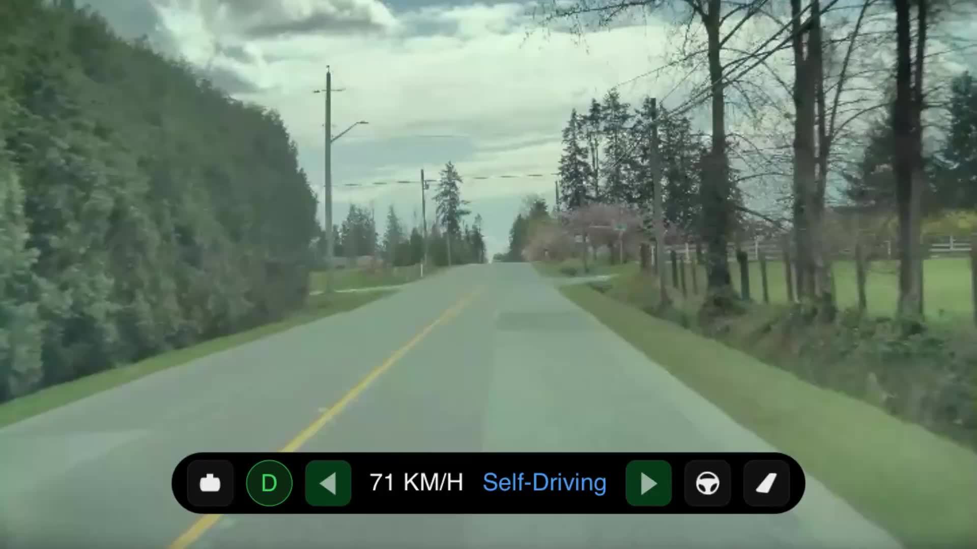 特斯拉FSD遇对向越线车主动避让，车主打喷嚏时系统介入