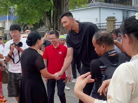 易建联现身大益茶勐海茶厂 大益茶 勐海茶厂