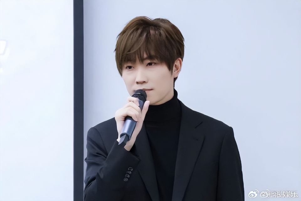 徐良方就歌曲《后会无期》漏打词曲作者汪苏泷致歉，徐良现场回应：这件事让他既生气又煎熬，下台第一件事就是给汪苏泷打电话道歉