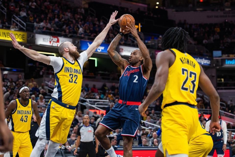 0.4秒制胜跳投!伦纳德28+8导演24分大逆转,快船豪取四连胜