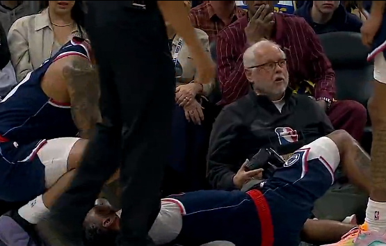 加兰底线踩到观众崴脚，好在并无大碍继续在场比赛