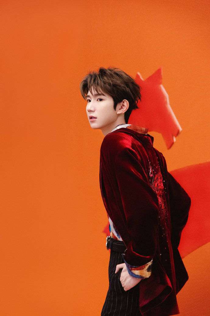 王源红丝绒西装贺除夕！年味十足，粉丝：源哥太会穿了