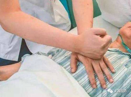 《战狼2》里吴京紧急救护女主角的动作居然不是“浪漫”的口对口呼吸,而是更显“力量”的心前区捶击术,此法更管用吗?