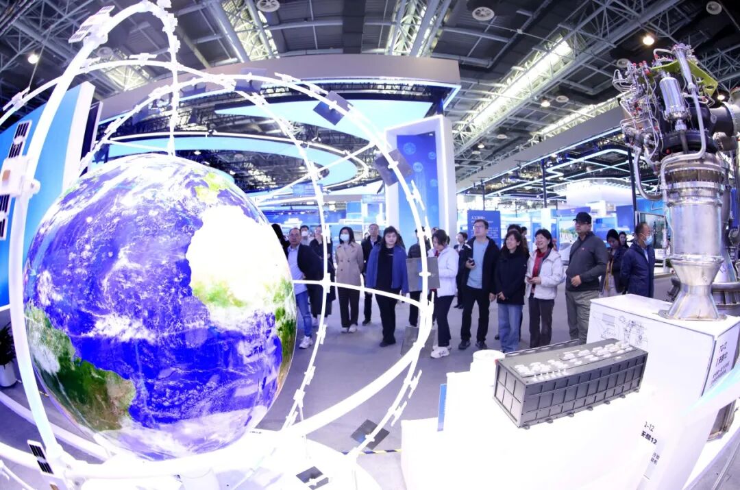 △观众参观了解太空数据中心系统。