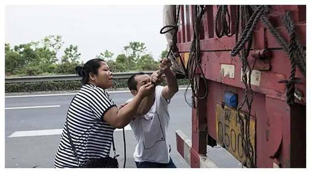 回顾：卡车夫妻的真实生活，一天24小时都在车上，每到夜晚最难熬