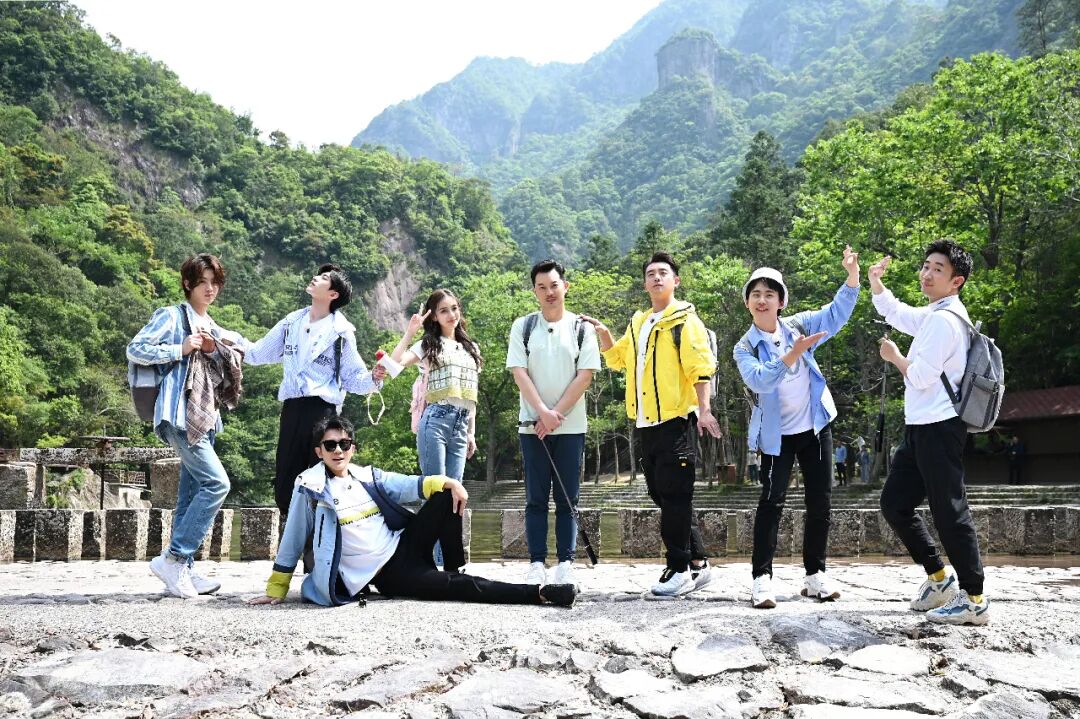《奔跑吧》“旅游团”开启春游之旅,暗藏神秘任务,兄弟团“负重”出行