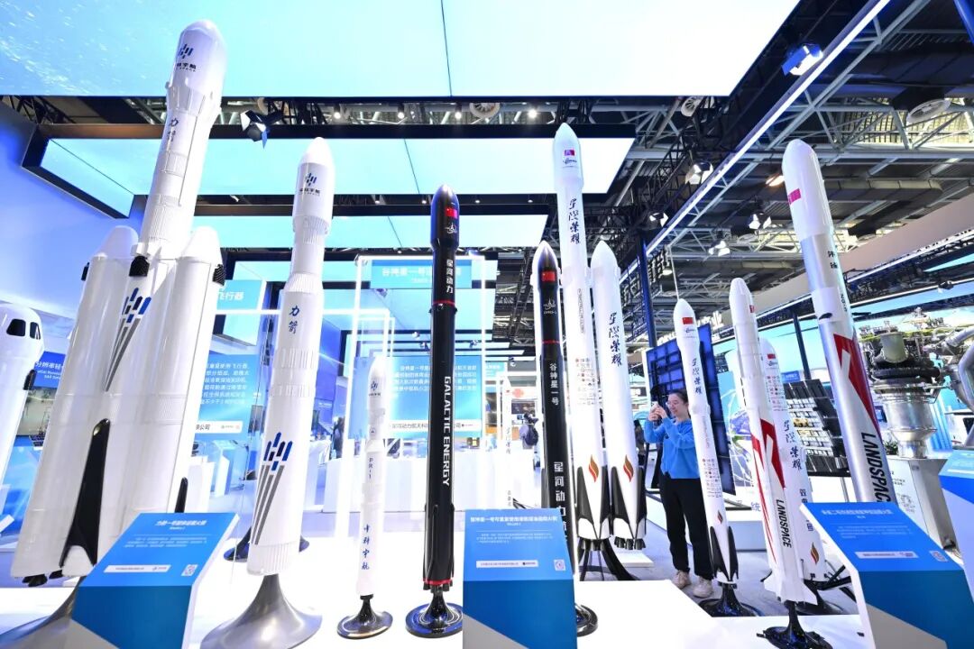 △观众在中关村展示中心常设展商业航天展区参观。