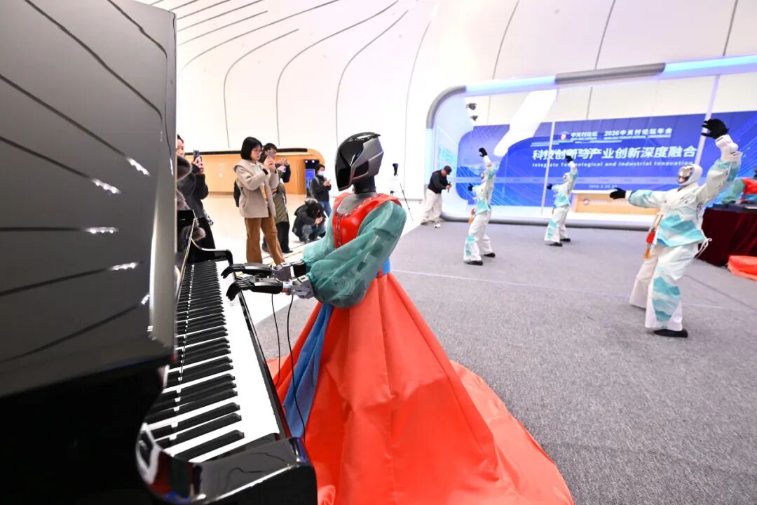 △机器人乐队与舞蹈机器人联袂献上精彩表演。