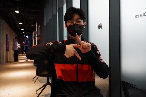 T1上单zeus：赢了DK但有遗憾，说我是世界第一上单候补还太早了