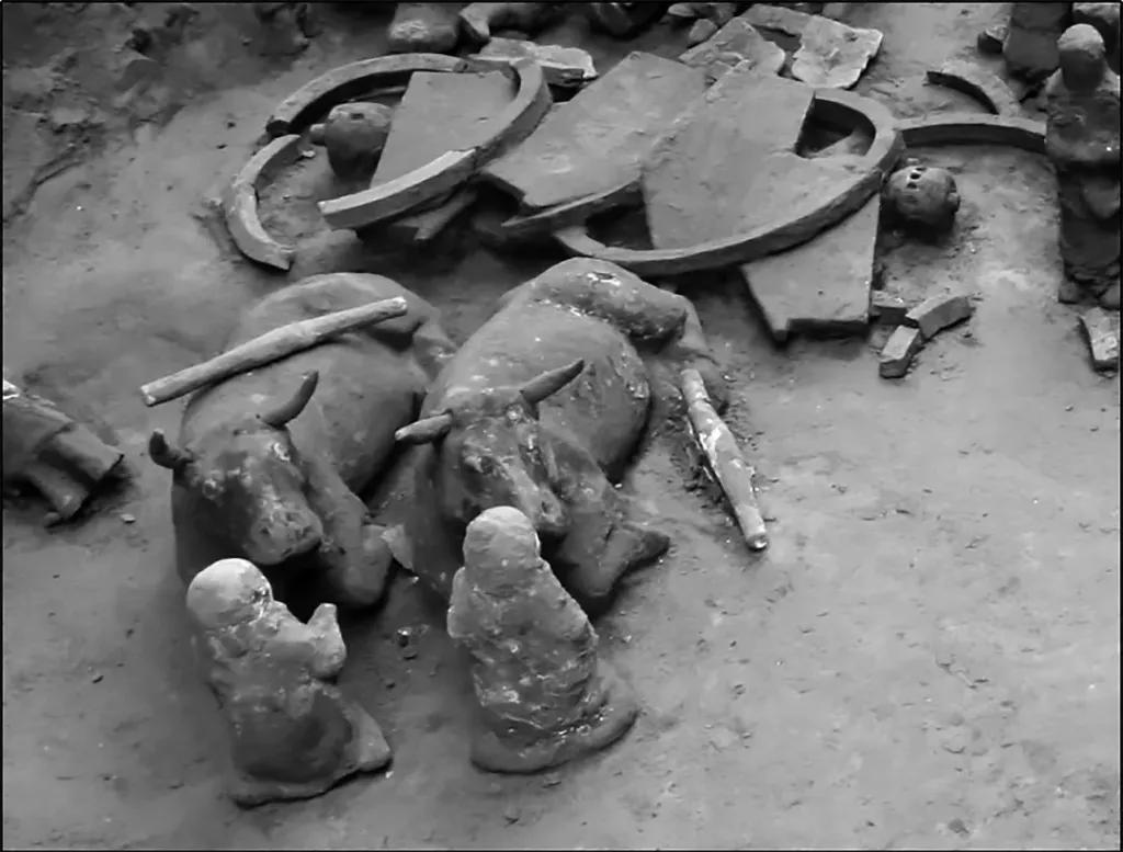 临淄山王村汉墓陪葬坑出土的两架陶制牛车