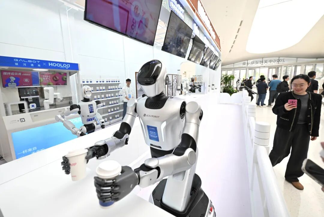 △本届论坛年会现场，多种类、多用途的具身智能机器人全面融入论坛场景，全新亮相的机器人餐吧备受瞩目。