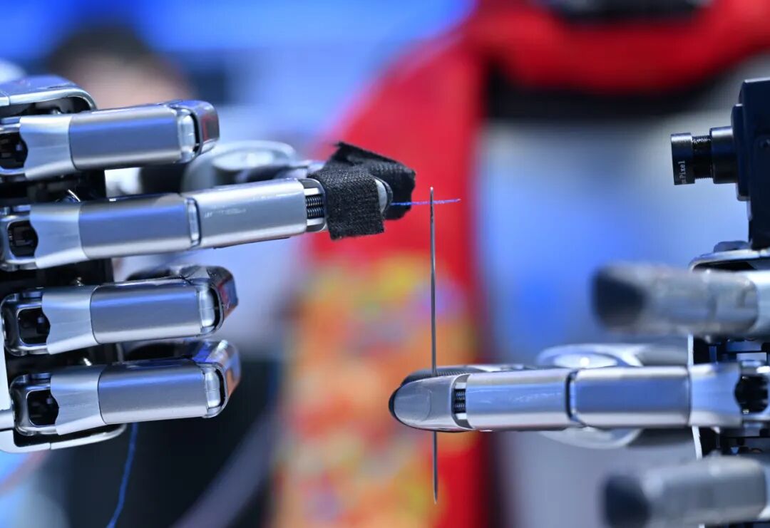 △一台配备了灵巧手的机器人在展示穿针引线。