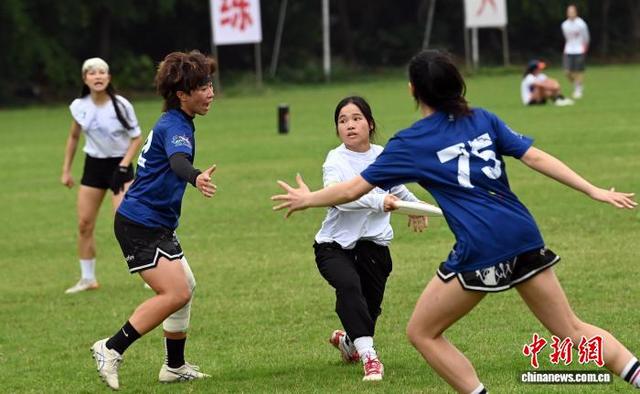 3月28日，400余名两岸飞盘选手广西梧州同场竞技。南宁女队和台湾台中女队进行了精彩的较量。中新社记者 蒋雪林 摄