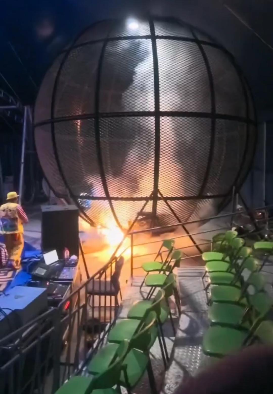 湛江一购物广场马戏团摩托表演突发火情 商场称终止合作并退票