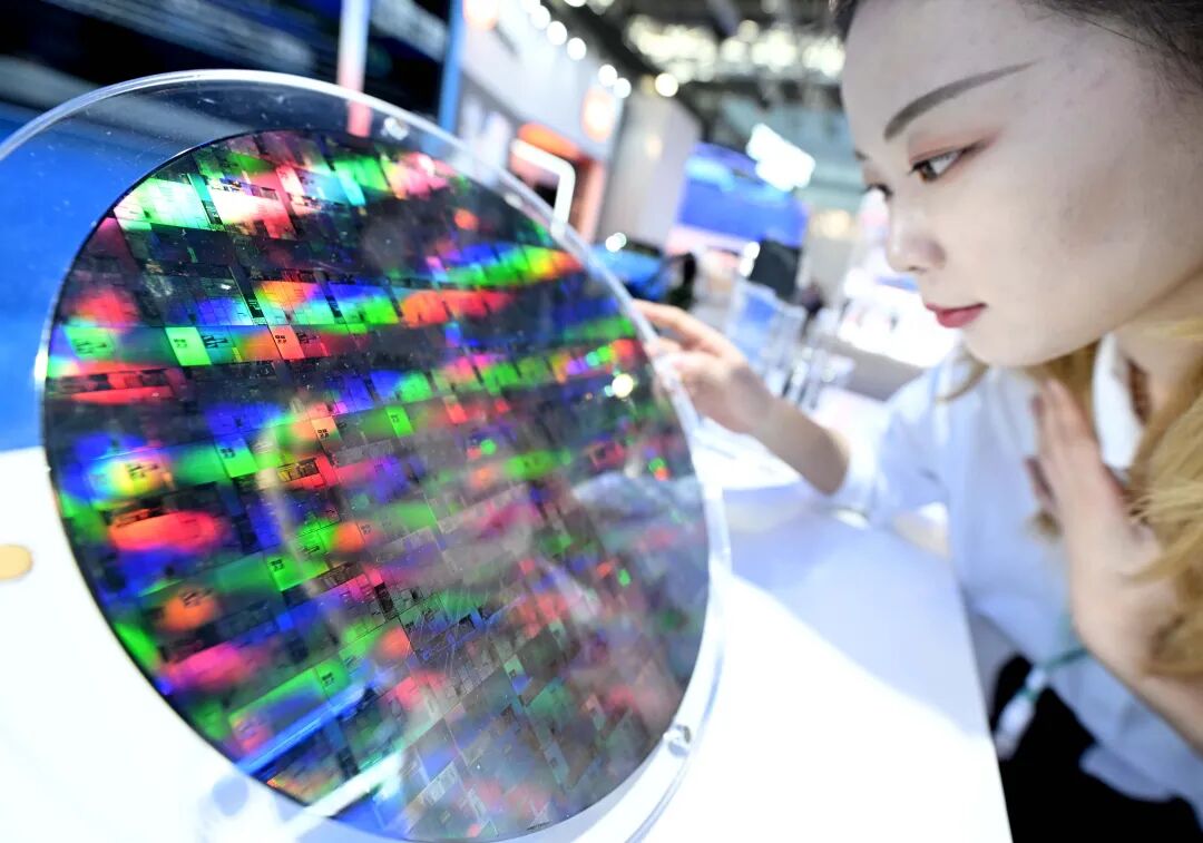 △硅光芯片晶圆吸引观众眼球。