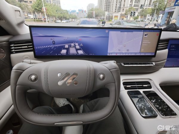 智己LS9转向手感轻重适中
