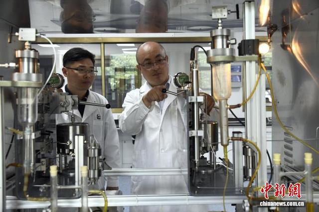 图为中国石化胜利油田CCUS攻关团队正在开展二氧化碳驱油与封存物理模拟实验。(资料图)朱克民 摄