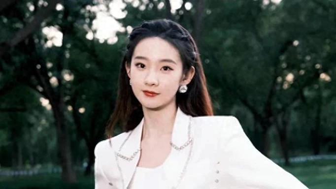 张艺凡:赞美面前谦逊笑,美丽内外皆闪耀。