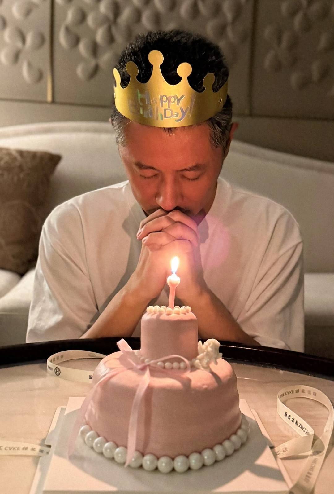 任重、孙骁骁首晒同框合照,好友聚餐喝到脸红,夫妻俩手拉手回家