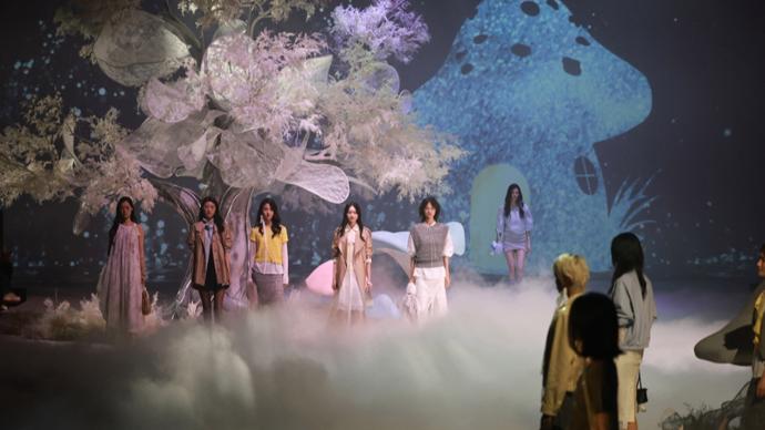 新天地秀场化身织梦奇境,李一桐现身看秀,2026秋冬上海时装周启幕