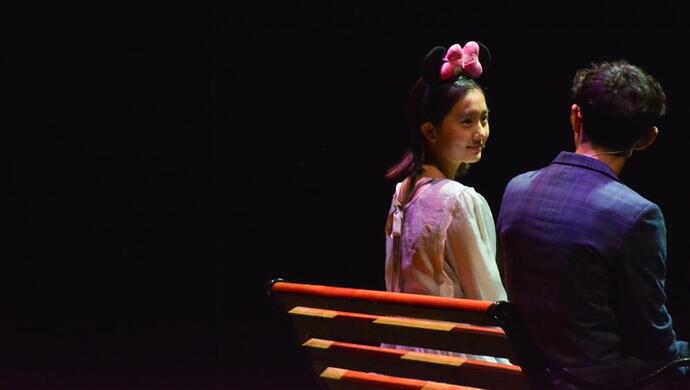 黄磊之女黄忆慈携手何炅开启话剧巡演,赖声川:“她已经是一个演员”