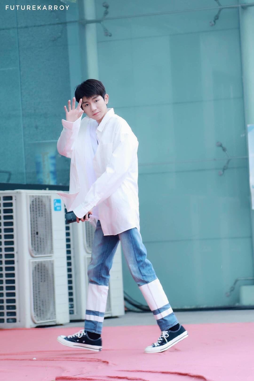 王源现身录制《我是唱作人》 手臂图案被疑纹身