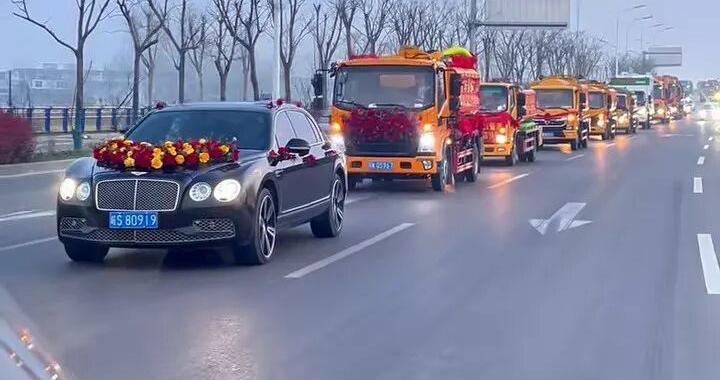 “吸粪车婚车队，全球第一个！”那个上班开粪车下班开奔驰的小伙今天结婚了