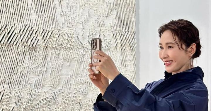 黎姿女儿长大了，眉眼跟妈妈一模一样，母女同框就像一幅画