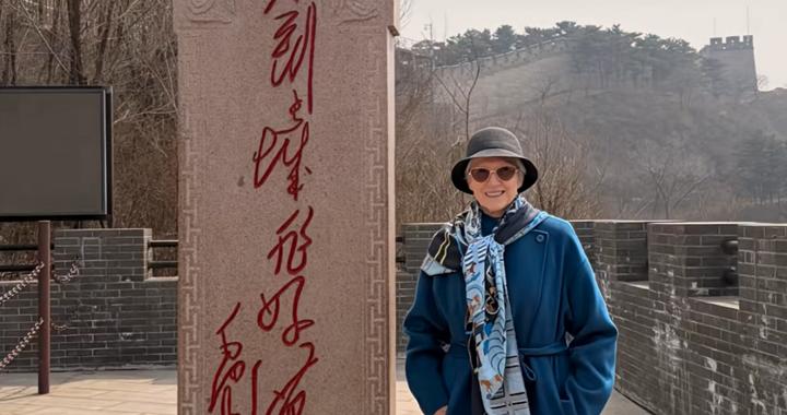 马斯克母亲分享游览长城视频，游览参观防御工事、烽火台和关隘，称“实在令人惊叹”